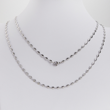 Łańcuszek ze stali chirurgicznej płaskie owale karbowane w kolorze srebrnym 55cm