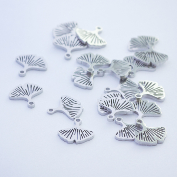 Mini zawieszka ze stali chirurgicznej liść miłorzębu w kolorze srebrnym 6mm