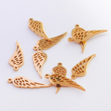 Mini zawieszka ze stali chirurgicznej skrzydełko w kolorze złotym 14,5mm