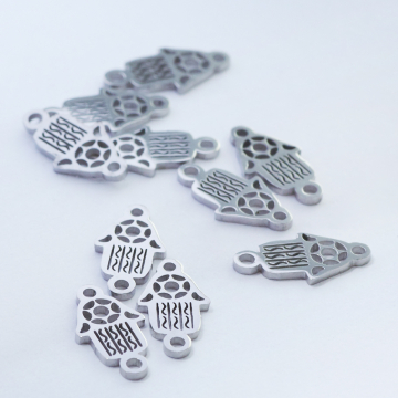 Mini łącznik ze stali chirurgicznej ręka Fatimy w kolorze srebrnym 10mm