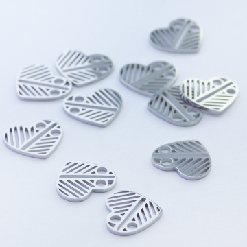 Mini zawieszka ze stali chirurgicznej celebrytka serce wycinane w kolorze srebrnym 9mm