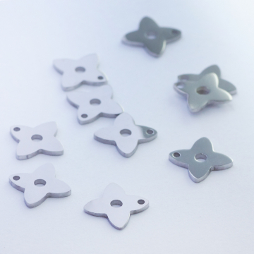 Mini zawieszka ze stali chirurgicznej koniczynka w kolorze srebrnym 6mm