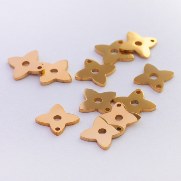 Mini zawieszka ze stali chirurgicznej koniczynka w kolorze złotym 6mm