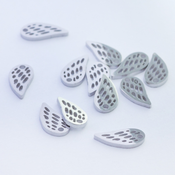 Mini zawieszka ze stali chirurgicznej skrzydełko w kolorze srebrnym 7,5mm