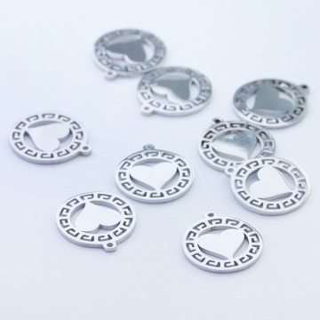 Mini zawieszka ze stali chirurgicznej serce w kółku w kolorze srebrnym 10mm