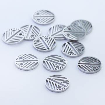 Mini zawieszka ze stali chirurgicznej celebrytka kółko wycinane w kolorze srebrnym 8,5mm