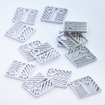 Mini zawieszka ze stali chirurgicznej celebrytka kwadrat ażurowy w kolorze srebrnym 8,4mm