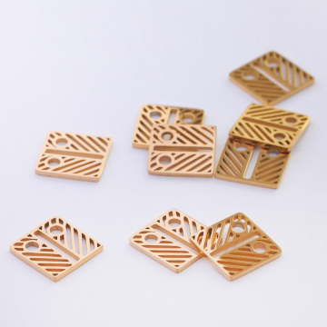 Mini zawieszka ze stali chirurgicznej celebrytka kwadrat ażurowy w kolorze złotym 8,4mm