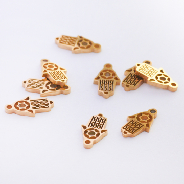 Mini łącznik ze stali chirurgicznej ręka Fatimy w kolorze złotym 10,5mm