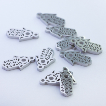 Mini zawieszka ze stali chirurgicznej ręka Fatimy w kolorze srebrnym 15mm