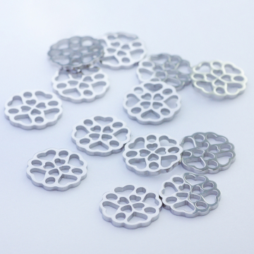 Mini zawieszka ze stali chirurgicznej kółko ażurowe w kolorze srebrnym 10mm