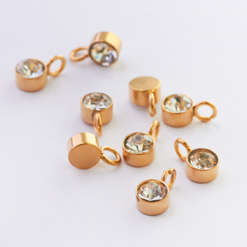 Mini zawieszka ze stali chirurgicznej z białą cyrkonią w kolorze złotym 4mm