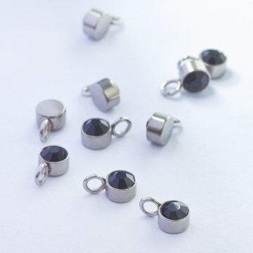 Mini zawieszka ze stali chirurgicznej z czarną cyrkonią w kolorze srebrnym 5mm