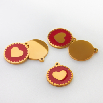 Zawieszka emaliowana kółko ze stali chirurgicznej w kolorze złotym serce czerwone 13mm