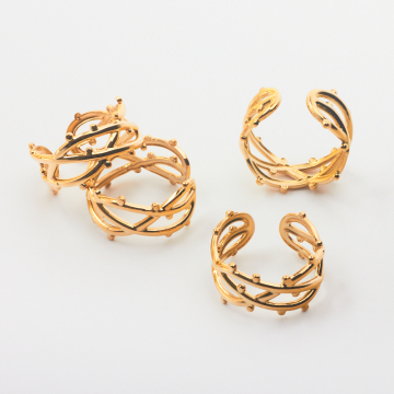 Pierścionek ze stali chirurgicznej regulowany fale z kuleczkami w kolorze złotym 20,5mm