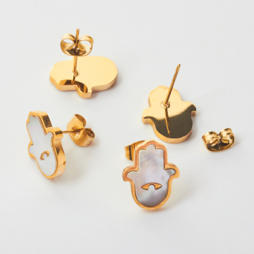 Kolczyki ze stali chirurgicznej z masą perłową ręka fatimy w kolorze złotym 14x11mm