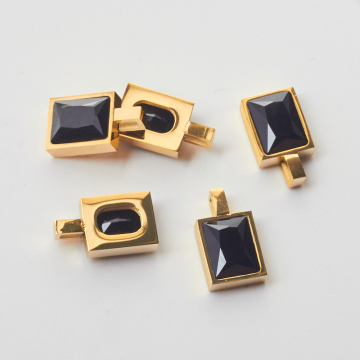 Zawieszka ze stali chirurgicznej prostokąt z cyrkonią onyks w kolorze złotym 9,5x7,5mm