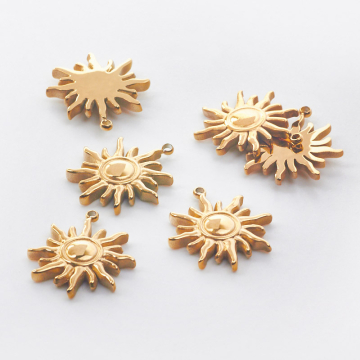 Zawieszka ze stali chirurgicznej słoneczko w kolorze złotym 18mm