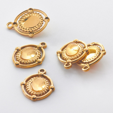 Zawieszka ze stali chirurgicznej owal z białym kryształem górskim w kolorze złotym 21,5mm