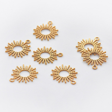 Zawieszka ze stali chirurgicznej słoneczko z promieniami w kolorze złotym 17,5mm