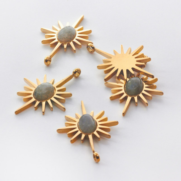 Zawieszka ze stali chirurgicznej słońce z labradorytem w kolorze złotym 30mm