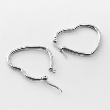 Kolczyki serca ze stali chirurgicznej w kolorze srebrnym 30mm