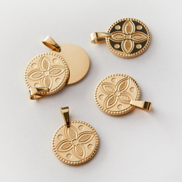 Zawieszka ze stali chirurgicznej kółko z koniczyną marokańską i krawatką w kolorze złotym 16mm PVD