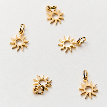 Mini zawieszka ze stali chirurgicznej słoneczko w kolorze złotym 8mm