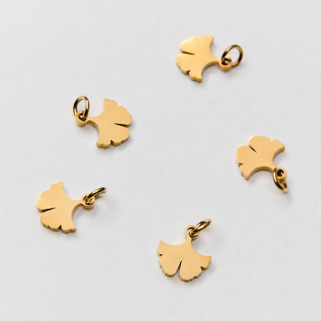 Mini zawieszka ze stali chirurgicznej liść miłorzębu gładki w kolorze złotym 7,5mm