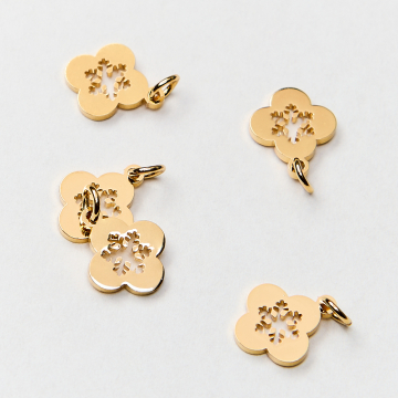 Mini zawieszka ze stali chirurgicznej koniczynka marokańska ze śnieżynką w kolorze złotym 10mm