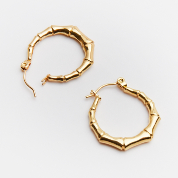 Kolczyki ze stali chirurgicznej ozdobne kółko z klepsydrami w kolorze złotym 23mm PVD