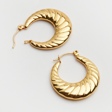 Kolczyki ze stali chirurgicznej ozdobne kółko z falami w kolorze złotym 25mm PVD