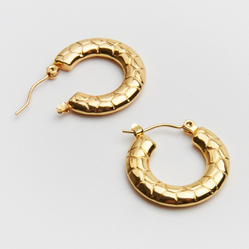 Kolczyki ze stali chirurgicznej ozdobne kółko z pęknięciami w kolorze złotym 23mm PVD