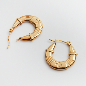 Kolczyki ze stali chirurgicznej ozdobne kółko z krzyżem w kolorze złotym 23mm PVD