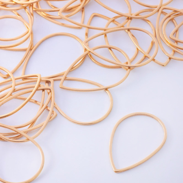 Baza geometryczna ze stali chirurgicznej łezka w kolorze złotym 32x22mm