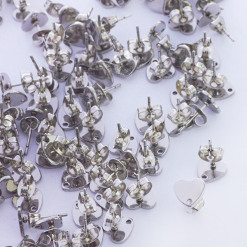 Sztyfty do kolczyków serca ze stali chirurgicznej w kolorze srebrnym 8mm