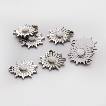 Zawieszka ze stali chirurgicznej słoneczko masą perłową w kolorze srebrnym 17mm