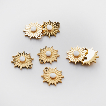 Zawieszka ze stali chirurgicznej słoneczko masą perłową w kolorze złotym 17mm PVD