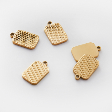 Zawieszka ze stali chirurgicznej grawerowana prostokąt we wzorki w kolorze złotym 15mm PVD