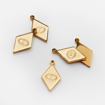 Zawieszka ze stali chirurgicznej grawerowana romb z okiem proroka w kolorze złotym 16mm PVD