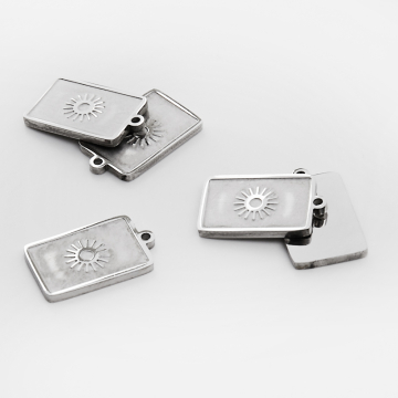 Zawieszka ze stali chirurgicznej grawerowana prostokąt ze słoneczkiem w kolorze srebrnym 17mm