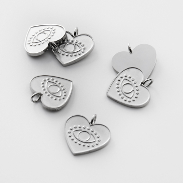 Zawieszka ze stali chirurgicznej grawerowana serce z oczkiem w kolorze srebrnym 15,5mm