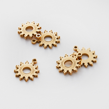 Zawieszka ze stali chirurgicznej grawerowana słoneczko wycięte w kolorze złotym 11,5mm PVD