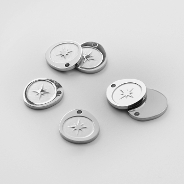 Zawieszka ze stali chirurgicznej grawerowana róża wiatrów w asymetrycznym kółku w kolorze srebrnym 12,5mm