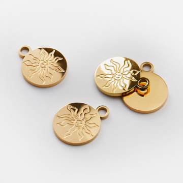 Zawieszka ze stali chirurgicznej grawerowana kółko ze słoneczkiem w kolorze złotym 13,5mm PVD