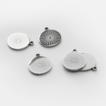 Zawieszka ze stali chirurgicznej grawerowana słońce w kropeczki w asymetrycznym kółku w kolorze srebrnym 14,5mm