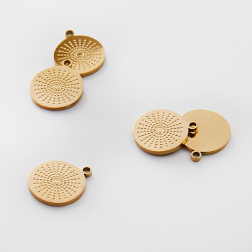 Zawieszka ze stali chirurgicznej grawerowana słońce w kropeczki w asymetrycznym kółku w kolorze złotym 14,5mm PVD