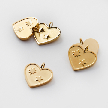 Zawieszka ze stali chirurgicznej grawerowana serce z gwiazdkami w kolorze złotym 15mm PVD