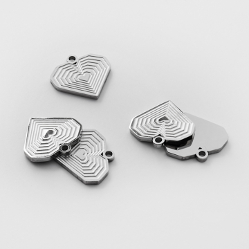 Zawieszka ze stali chirurgicznej grawerowana serce kwadratowe w kolorze srebrnym 14mm