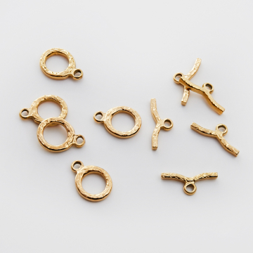 Zapięcie toggle ze stali chirurgicznej gniecione w kolorze złotym 11,5x12mm PVD